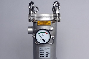 Filter housing with pressure gauge